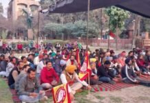 ਅਧਿਆਪਕਾਂ ਨੇ ਫੂਕੀਆਂ ਸਿੱਖਿਆ ਵਿਭਾਗ ਦੇ ਪੱਤਰ ਦੀਆਂ ਕਾਪੀਆਂ; ਤਰੱਕੀਆਂ ਲਈ ‘ਟੈਟ’ ਦੀ ਸ਼ਰਤ ਨੂੰ ਦੱਸਿਆ ਨੌਕਰੀ ‘ਤੇ ਕੁਹਾੜਾ