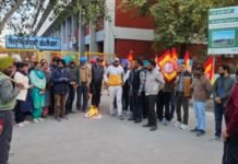 ਅਧਿਆਪਕਾਂ ਦੀ ਪੁਲਿਸ ਨਾਲ ਹੋਈ ਧੱਕਾ-ਮੁੱਕੀ; ਸਾੜੀਆਂ TET ਦੇ ਪੱਤਰ ਦੀਆਂ ਕਾਪੀਆਂ