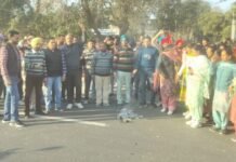 ਨੌਕਰੀ ਕਰਦੇ ਅਧਿਆਪਕਾਂ ‘ਤੇ ਟੈੱਟ ਦੀ ਸ਼ਰਤ ਲਾਗੂ ਕਰਨ ਦੇ ਵਿਰੋਧ ‘ਚ ਜਥੇਬੰਦੀਆਂ ਵੱਲੋਂ ਸਿੱਖਿਆ ਵਿਭਾਗ ਦੇ ਪੱਤਰ ਦੀਆਂ ਕਾਪੀਆਂ ਫੂਕੀਆਂ