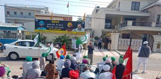 ਸੰਯੁਕਤ ਕਿਸਾਨ ਮੋਰਚੇ ਅਤੇ ਟਰੇਡ ਜਥੇਬੰਦੀਆਂ ਵੱਲੋਂ AAP ਵਿਧਾਇਕ ਦੇ ਦਫ਼ਤਰ ਦਾ ਘਿਰਾਓ, ਸਰਕਾਰੀ ਜ਼ਮੀਨਾਂ ਵੇਚਣ ਅਤੇ ਪੁਲਿਸ ਜਬਰ ਵਿਰੁੱਧ ਦਿੱਤੀ ਚਿਤਾਵਨੀ