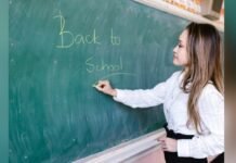 Teacher & Student: ਵਿਦਿਆਰਥੀਆਂ ਅਤੇ ਚੁੱਲ੍ਹੇ ਦੇ ਵਿਚਕਾਰ ਖੜ੍ਹਾ ਅਧਿਆਪਕ