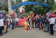 ਵਿਧਾਨ ਸਭਾ ਵਿੱਚ ‘ਟੈੱਟ’ ਖ਼ਿਲਾਫ਼ ਮਤਾ ਨਾ ਪਾਸ ਕਰਨ ਦੇ ਰੋਸ ਵਜੋਂ ਅਧਿਆਪਕਾਂ ਫੂਕਿਆ ਪੰਜਾਬ ਸਰਕਾਰ ਦਾ ਪੁਤਲਾ