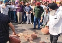 ਵੱਡੀ ਖ਼ਬਰ: ਭਗਵੰਤ ਮਾਨ ਸਰਕਾਰ ਦਾ ‘ਘੜੇ ਭੰਨ੍ਹ’ ਕੇ ਕੀਤਾ ਵਿਰੋਧ, ਮੁਲਾਜ਼ਮ ਵੱਲੋਂ ‘ਕਲਮ ਛੋੜ’ ਹੜਤਾਲ