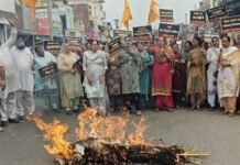 ਔਰਤਾਂ ਬਾਰੇ ‘ਭੱਦੀ’ ਸ਼ਬਦਾਵਲੀ ਅਤੇ 48 ਹਜ਼ਾਰ ਦੇ ਬਕਾਏ ਨੂੰ ਲੈ ਕੇ ਫੂਕਿਆ ਭਗਵੰਤ ਮਾਨ ਦਾ ਪੁਤਲਾ