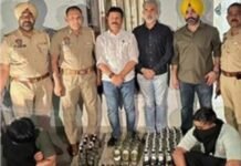 ਚੰਡੀਗੜ੍ਹ ਦੀ ਸਸਤੀ ਸ਼ਰਾਬ ਮਹਿੰਗੇ ਬ੍ਰਾਂਡਾਂ ਦੀਆਂ ਬੋਤਲਾਂ ‘ਚ ਭਰ ਕੇ ਵੇਚਣ ਵਾਲੇ 2 ਕਾਬੂ; ਐਕਸਾਈਜ਼ ਵਿਭਾਗ ਦੀ ਵੱਡੀ ਛਾਪੇਮਾਰੀ