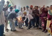 ਮਾਸਟਰਾਂ ਨੇ ਲਾਇਆ ਜੁਗਾੜ; ਮੀਂਹ ‘ਚ ਭਿੱਜੇ ਭਗਵੰਤ ਮਾਨ ਦੇ ਪੁਤਲੇ ਨੂੰ ਬਰਾਂਡੇ ਥੱਲੇ ਸਾੜਿਆ