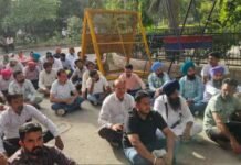 ਅਧਿਆਪਕਾਂ ਦਾ ਫੁੱਟਿਆ ਗੁੱਸਾ! Census Duty ਦੌਰਾਨ ਆ ਰਹੀਆਂ ਮੁਸ਼ਕਿਲਾਂ ਨੂੰ ਲੈ ਕੇ ਟੀਚਰਾਂ ਕੀਤੀ ਨਾਅਰੇਬਾਜ਼ੀ
