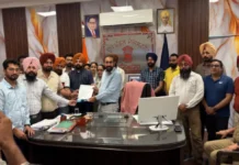 Punjab Teacher Protest: ਅਧਿਆਪਕਾਂ ਦਾ ਭਗਵੰਤ ਮਾਨ ਸਰਕਾਰ ਖਿਲਾਫ਼ ਹੱਲਾ-ਬੋਲ; ਵਿਧਾਨ ਸਭਾ ਚੋਣਾਂ ‘ਚ ‘ਬਾਈਕਾਟ’ ਦੀ ਦਿੱਤੀ ਚੇਤਾਵਨੀ… DC ਨੂੰ ਸੌਂਪਿਆ ਮੰਗ ਪੱਤਰ