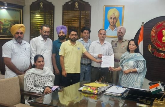 Punjab ਦੇ ਹਜ਼ਾਰਾਂ Teachers ਨੂੰ ਸਕੂਲਾਂ ‘ਚੋਂ ਬਾਹਰ ਰੱਖਣ ਦੇ ਫ਼ੈਸਲੇ ਵਿਰੁੱਧ DC ਨੂੰ ਸੌਂਪਿਆ ਮੰਗ ਪੱਤਰ