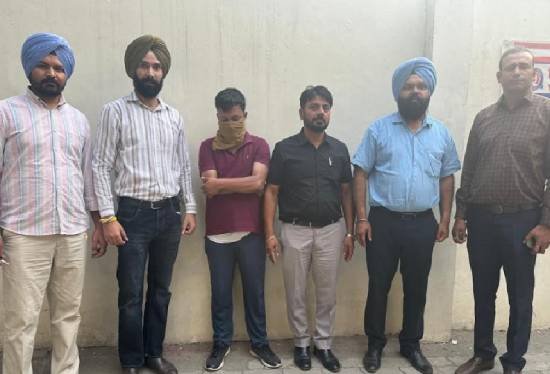 ਵੱਡੀ ਖ਼ਬਰ: ਪੰਜਾਬ ਵਿਜੀਲੈਂਸ ਵੱਲੋਂ 1 ਲੱਖ ਰੁਪਏ ਰਿਸ਼ਵਤ ਲੈਂਦਾ ਅਧਿਕਾਰੀ ਗ੍ਰਿਫ਼ਤਾਰ