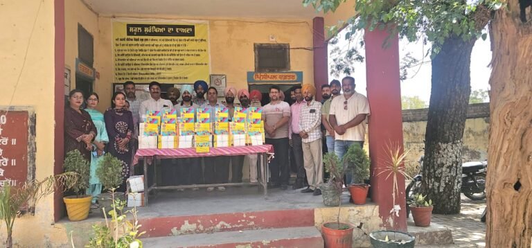 ਡੀ.ਟੀ.ਐਫ ਪੰਜਾਬ ਜ਼ਿਲ੍ਹਾ ਅੰਮ੍ਰਿਤਸਰ ਇਕਾਈ ਵੱਲੋਂ ਹੜ੍ਹ ਪੀੜਤ ਖੇਤਰਾਂ ਵਿੱਚ ਵਿਦਿਆਰਥੀਆਂ ਨੂੰ ਵੰਡੀਆਂ ਕਾਪੀਆਂ