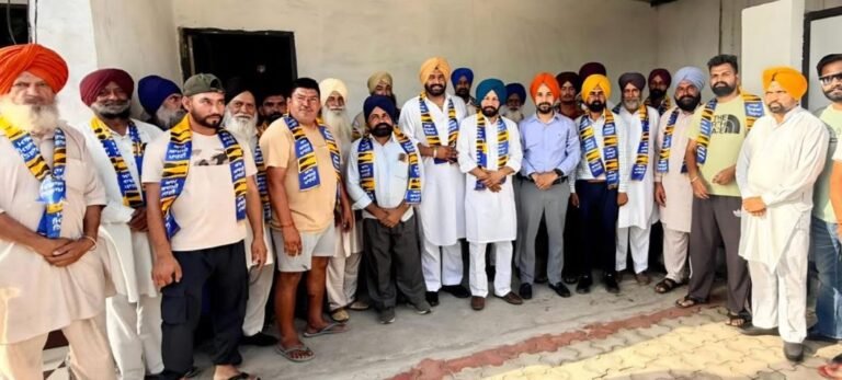ਪੰਜਾਬ ਭਾਜਪਾ ਨੂੰ ਵੱਡਾ ਝਟਕਾ; ਸੀਨੀਅਰ ਆਗੂ ਸਾਥੀਆਂ ਸਮੇਤ AAP ‘ਚ ਸ਼ਾਮਲ