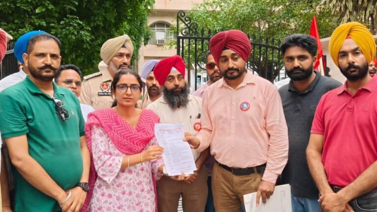 Punjab ‘ਚ BLO ਅਧਿਆਪਕ ‘ਤੇ ਜਾਨਲੇਵਾ ਹਮਲਾ! ਭੜਕੇ ਅਧਿਆਪਕਾਂ ਨੇ DC ਦਫ਼ਤਰ ਅੱਗੇ ਦਿੱਤਾ ਧਰਨਾ, ਦੋਸ਼ੀ ਦੀ ਗ੍ਰਿਫ਼ਤਾਰੀ ਦੀ ਮੰਗ